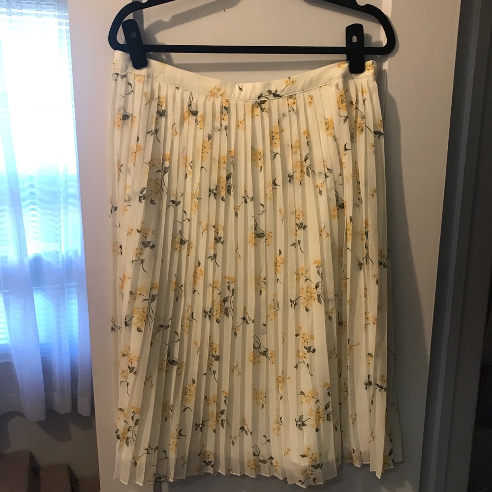 XL Abercrombie mid length skirt white with yellow flowers